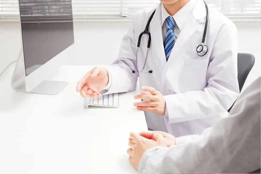 Consulta médica con paciente