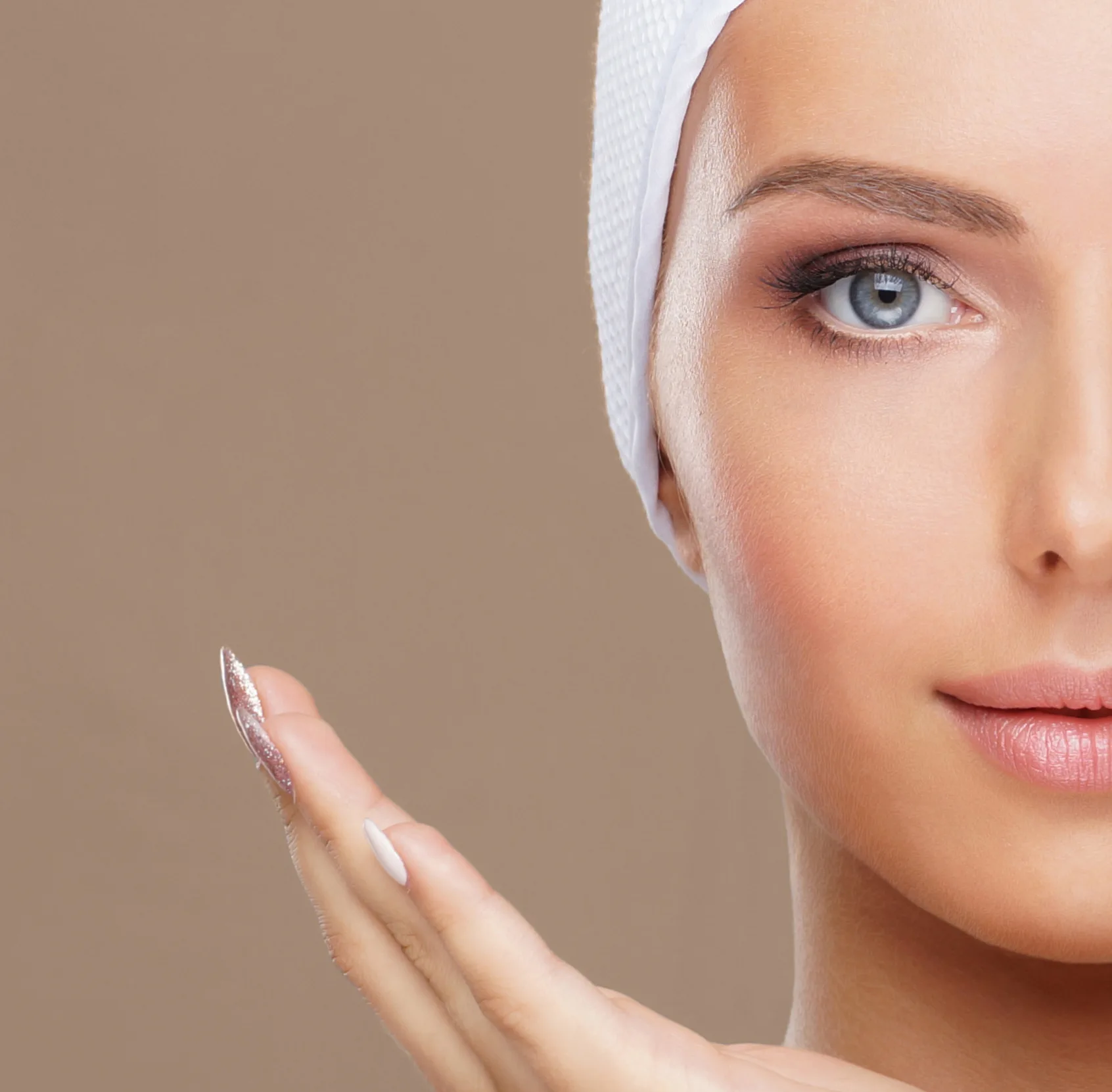 Aplicación de crema facial para hidratación y rejuvenecimiento de la piel